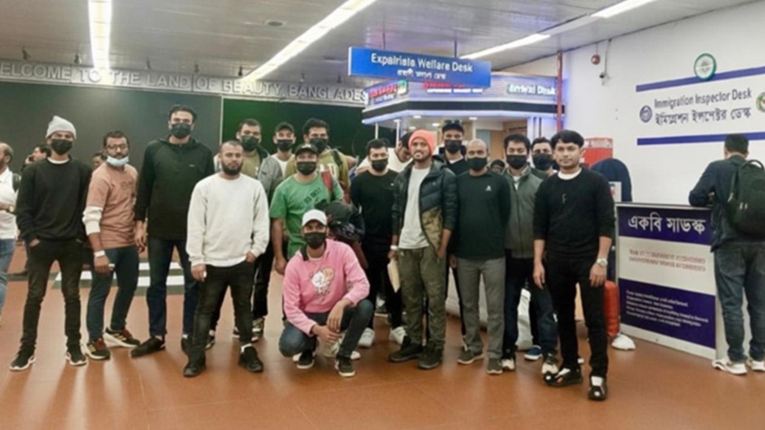 ढाका लौटे नागरिक हवाई अड्डे पर। फोटो-बीआरएसी ढाका लौटे नागरिक हवाई अड्डे पर। फोटो-बीआरएसी