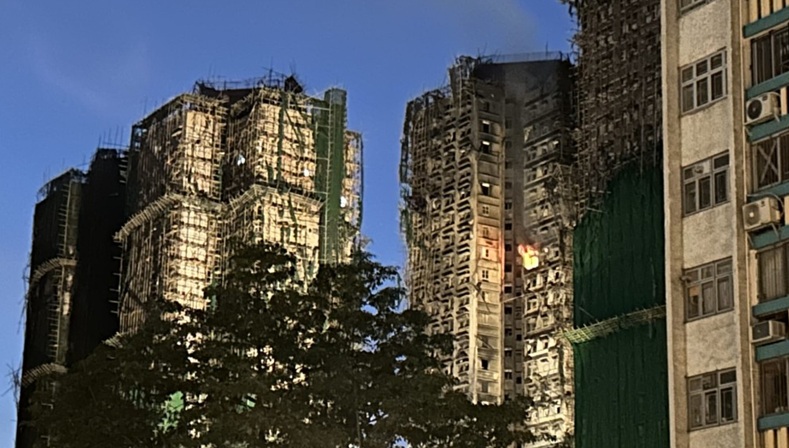 हांगकांग के ताई पो के वांग फुक कोर्ट क्षेत्र में दिन-रात रंग-बिरंगी रोशनी रोशनी से डूबे रहने वाले इन टॉवर्स में अब वीरानी छा गई है। फोटो - द स्टैंटर्स