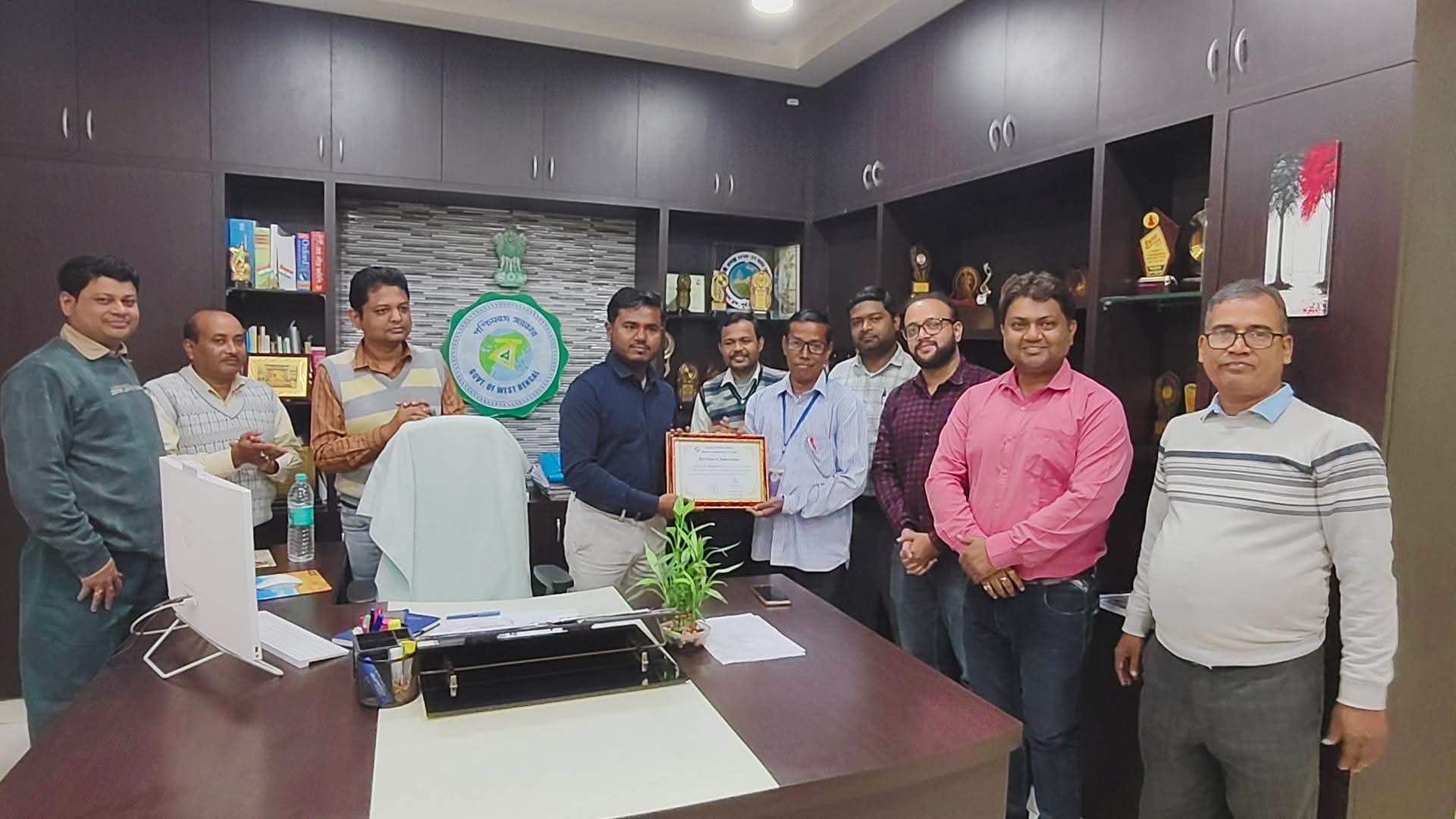 मयना ब्लॉक के बीडीओ जगन्नाथ विश्वास पाँच बीएलओ को सम्मानित करते हुए