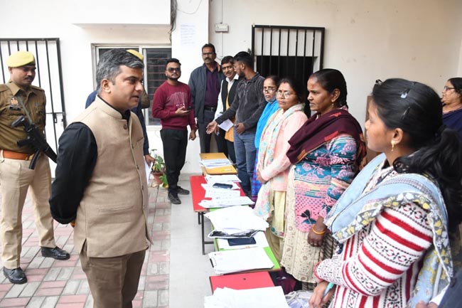 निरीक्षण करते डीएम