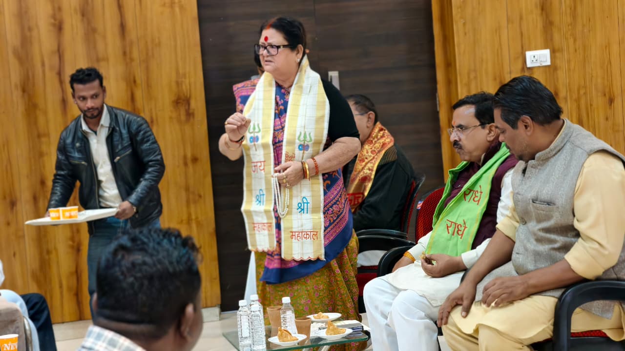 बैठक के दौरान महापौर प्रमिला पांडेय क्षेत्रीय अध्यक्ष प्रकाश पाल व अन्य का छायाचित्र