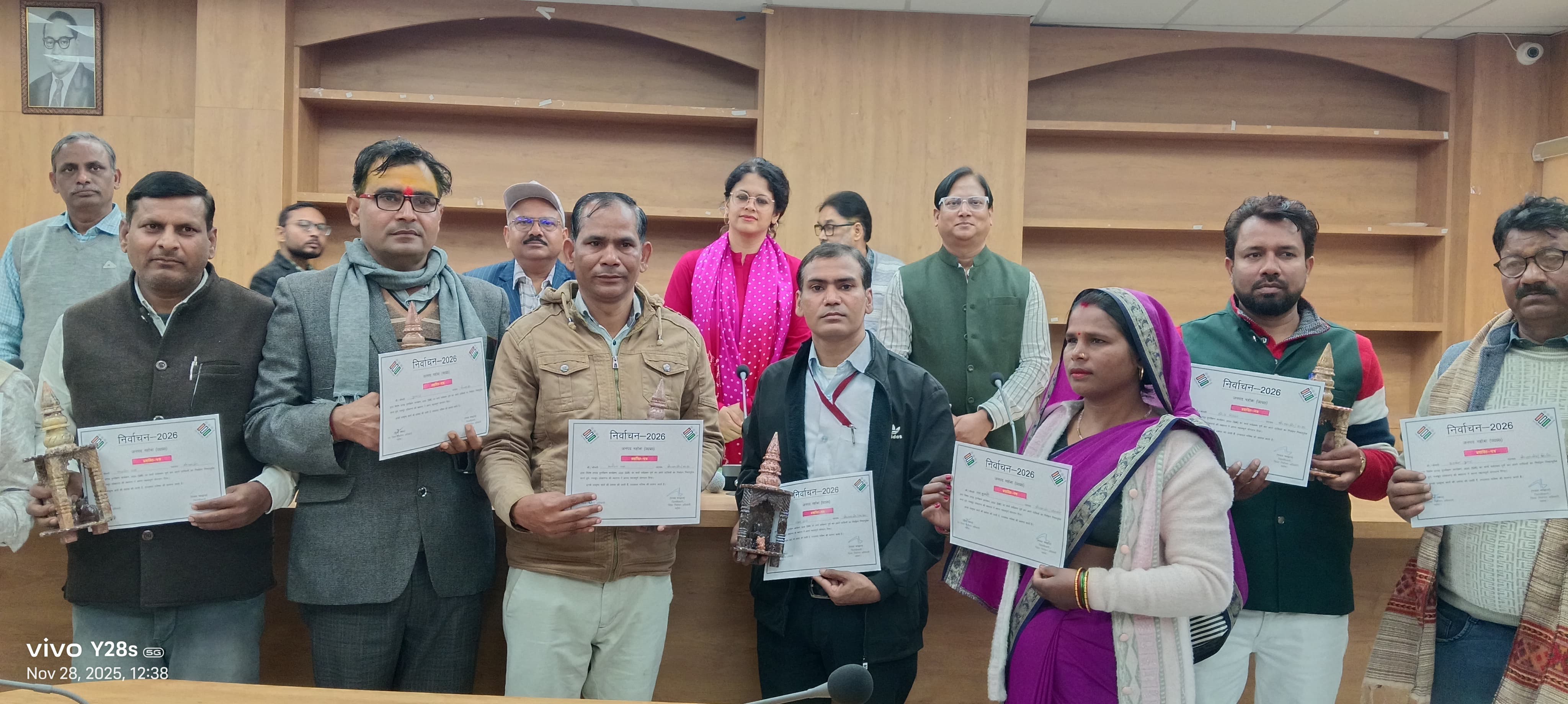 डीएम के साथ सम्मानित बीएलओ