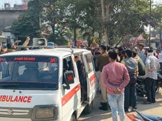 परिजनों ने थाने के सामने बॉडी रखकर किया हंगामा