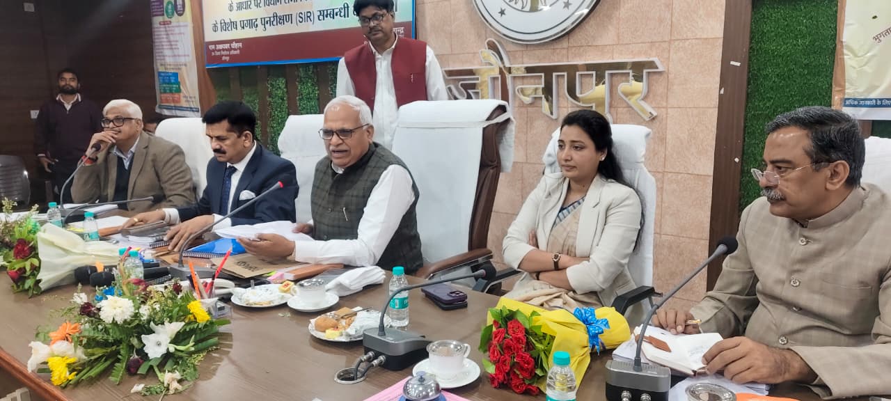 विद्युत समिति की बैठक लेते हुए सांसद बाबू सिंह कुशवाहा,सपा विधायक डॉ रागिनी सोनकर