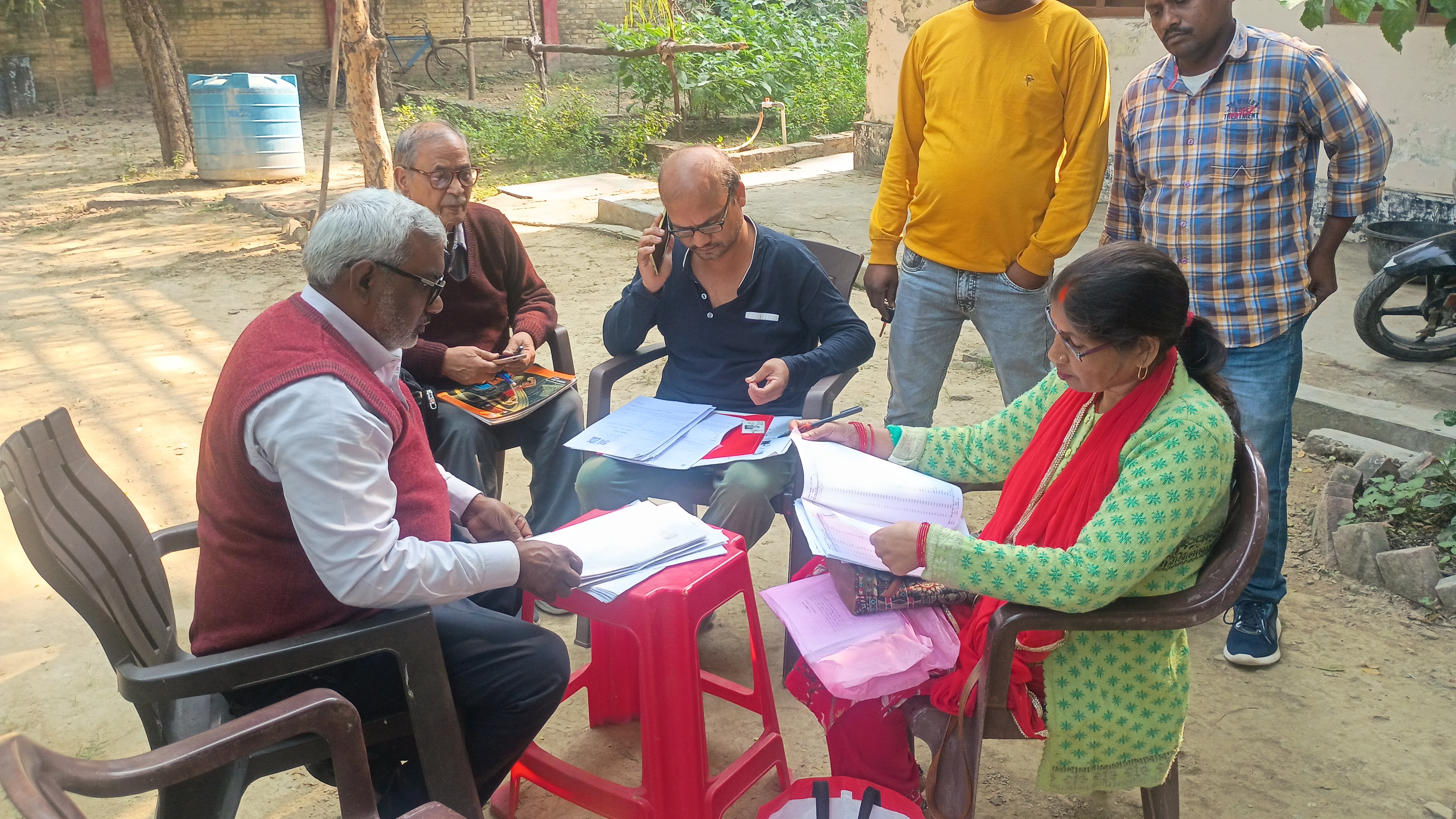 बीएलओ द्वारा कैंप लगाकर एसआईआर का फॉर्म बांटते हुए और कलेक्ट करते हुए