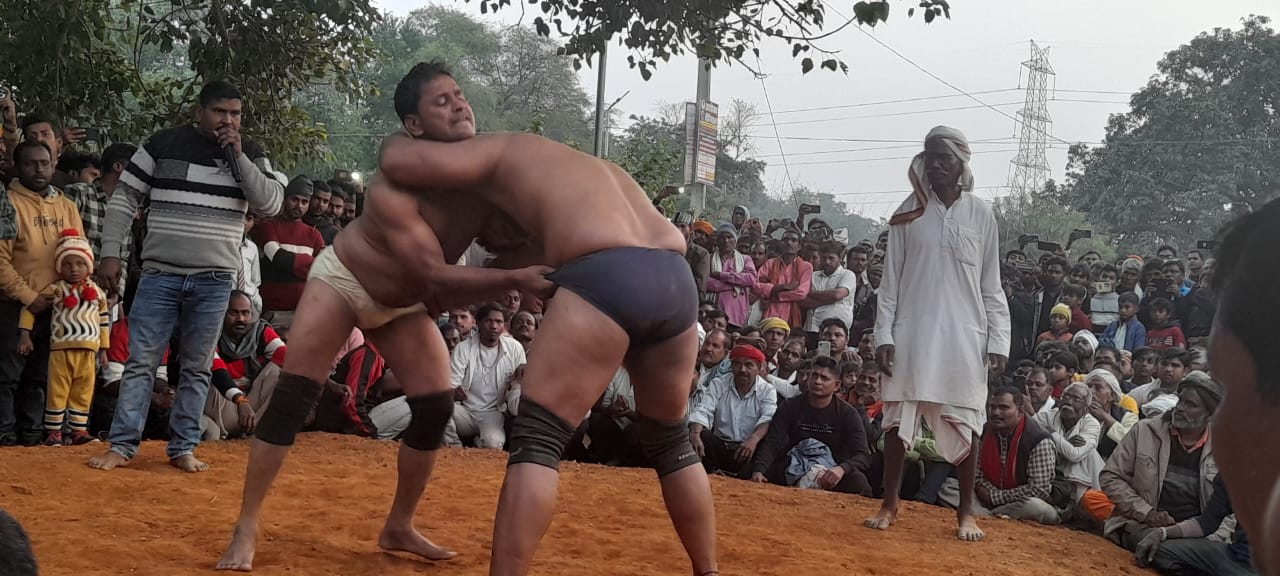 राजगढ़ के धनुषयज्ञ मेले में आयोजित कुश्ती दंगल में दावपेच लगाते चीनी पहलवान।
