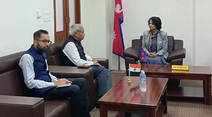 भारतीय राजदूत से मुलाकात करती नेपाल की स्वास्थ्य मंत्री भारतीय राजदूत से मुलाकात करती नेपाल की स्वास्थ्य मंत्री