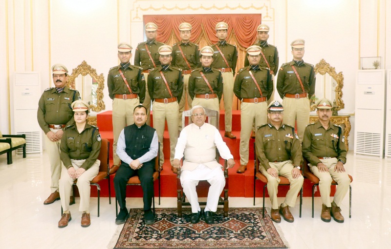राज्यपाल से मिले 77 आर.आर बैच के अखिल भारतीय पुलिस सेवा के अधिकारी