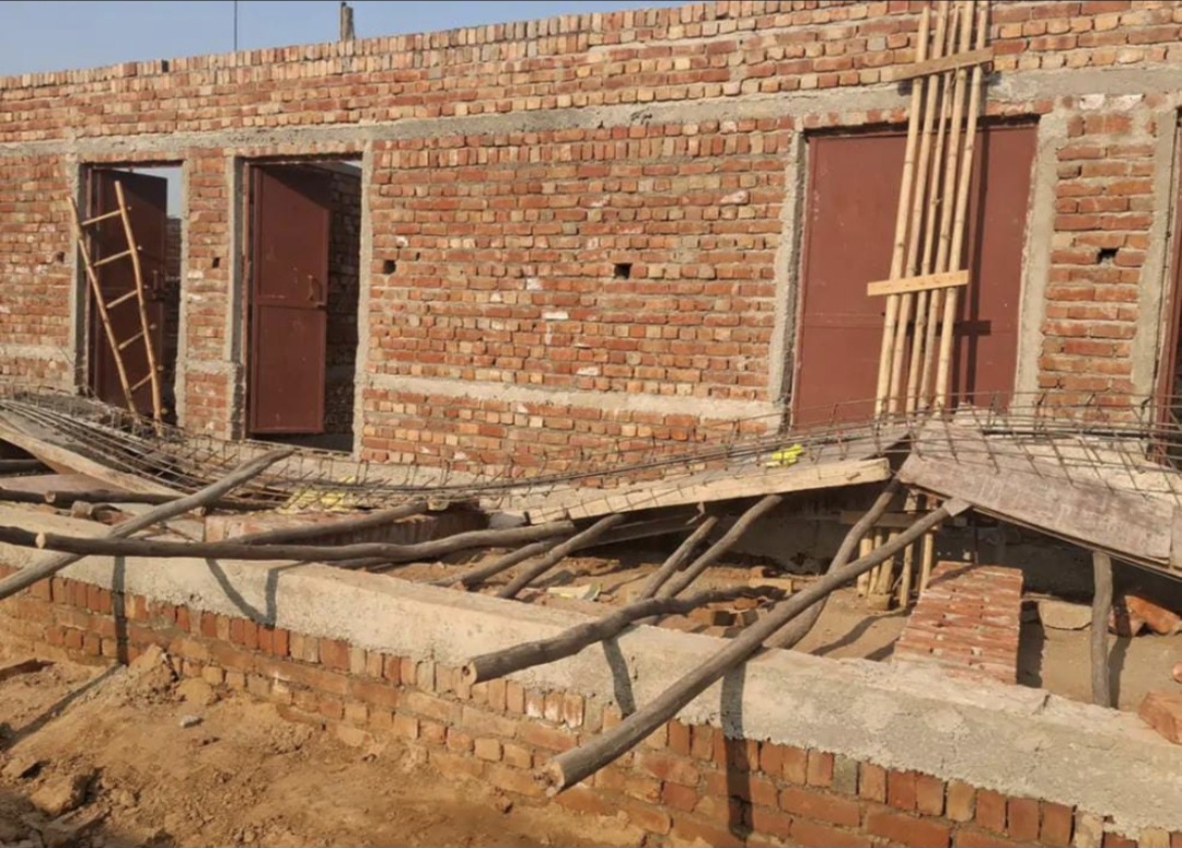 शटरिंग के नीचे दबकर पांच मजदूर घायल