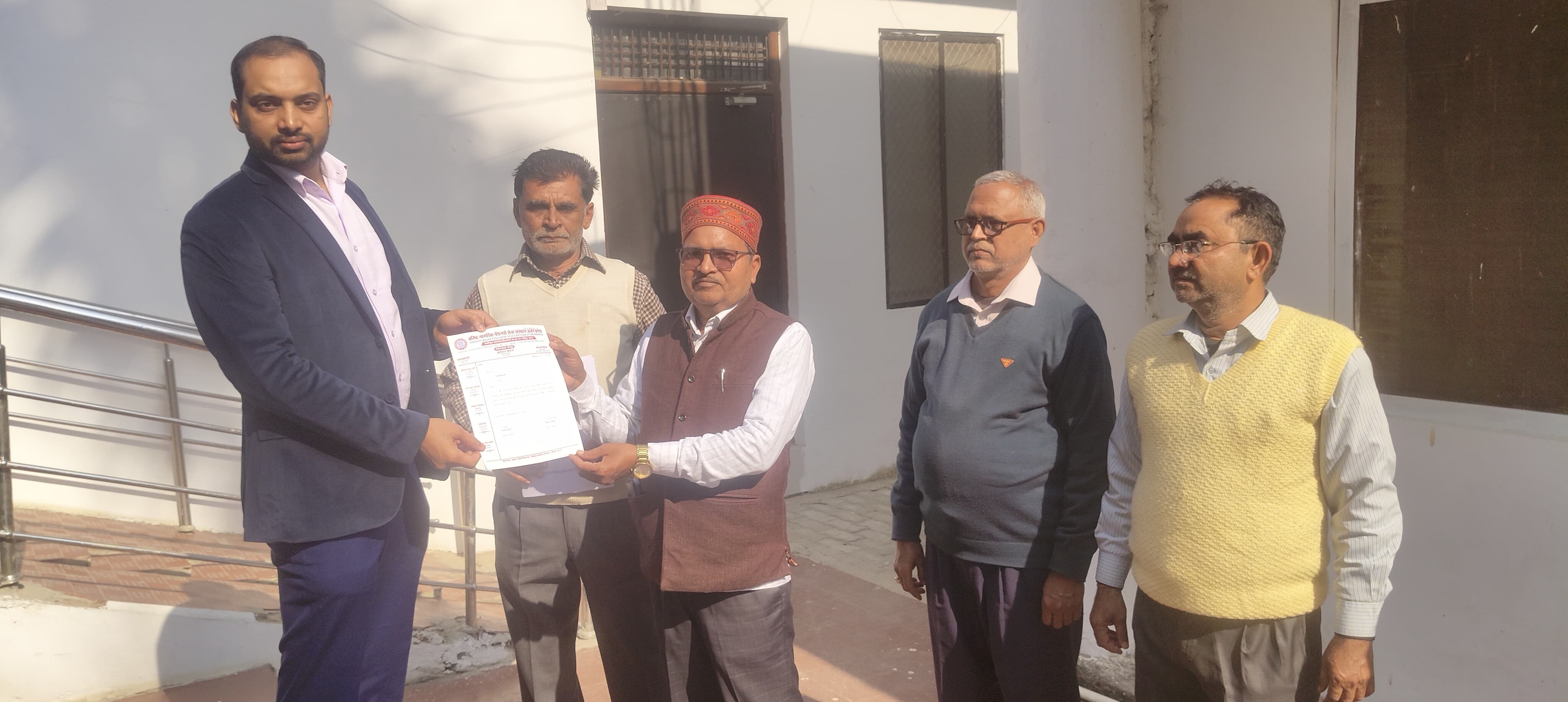 वरिष्ठ नागरिक पेन्शनर्स सेवा संस्थान ने मुख्यमंत्री को संबोधित ज्ञापन सौंपते हुए वरिष्ठ नागरिक पेन्शनर्स सेवा संस्थान ने मुख्यमंत्री को संबोधित ज्ञापन सौंपते हुए