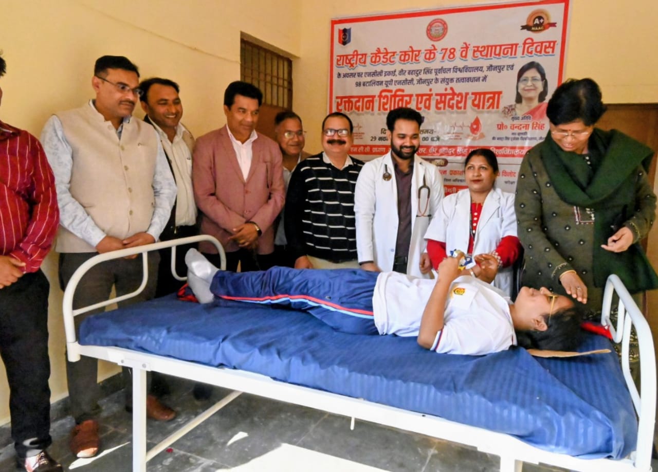 एनसीसी कैडेट्स रक्त दान करते हुए