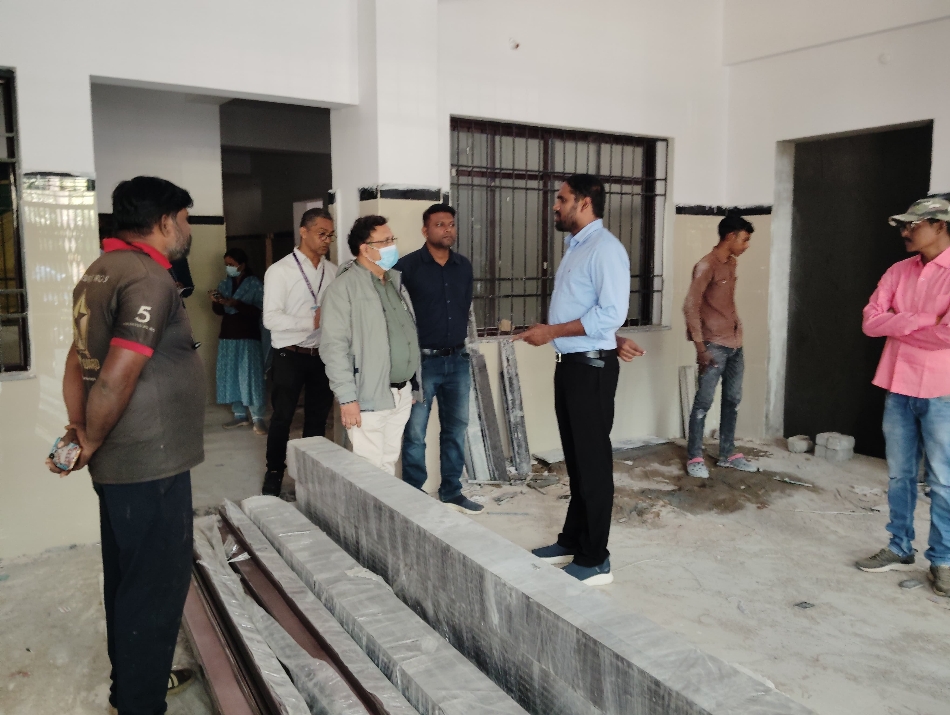 निर्माणाधीन ट्रामा इकाई के प्रगति कार्यों की जानकारी लेते हुए कलेक्टर अबिनाश