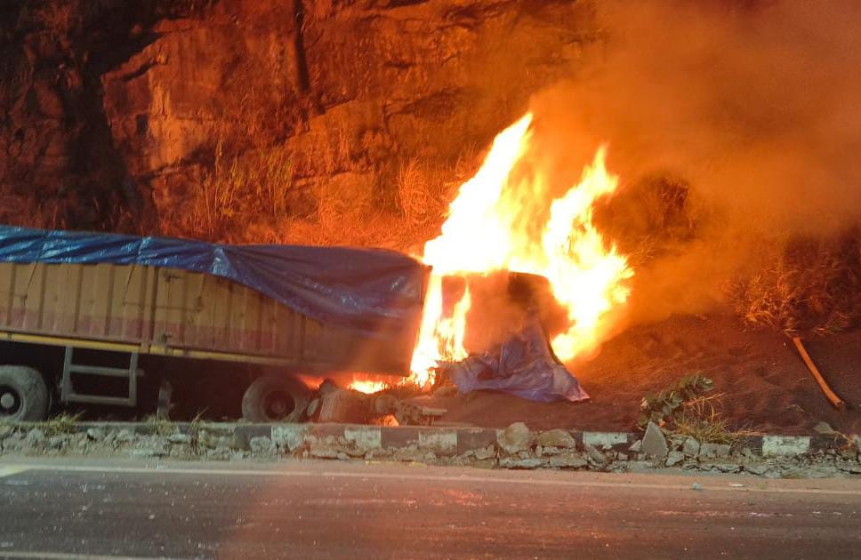 ट्रेलर में लगी आग