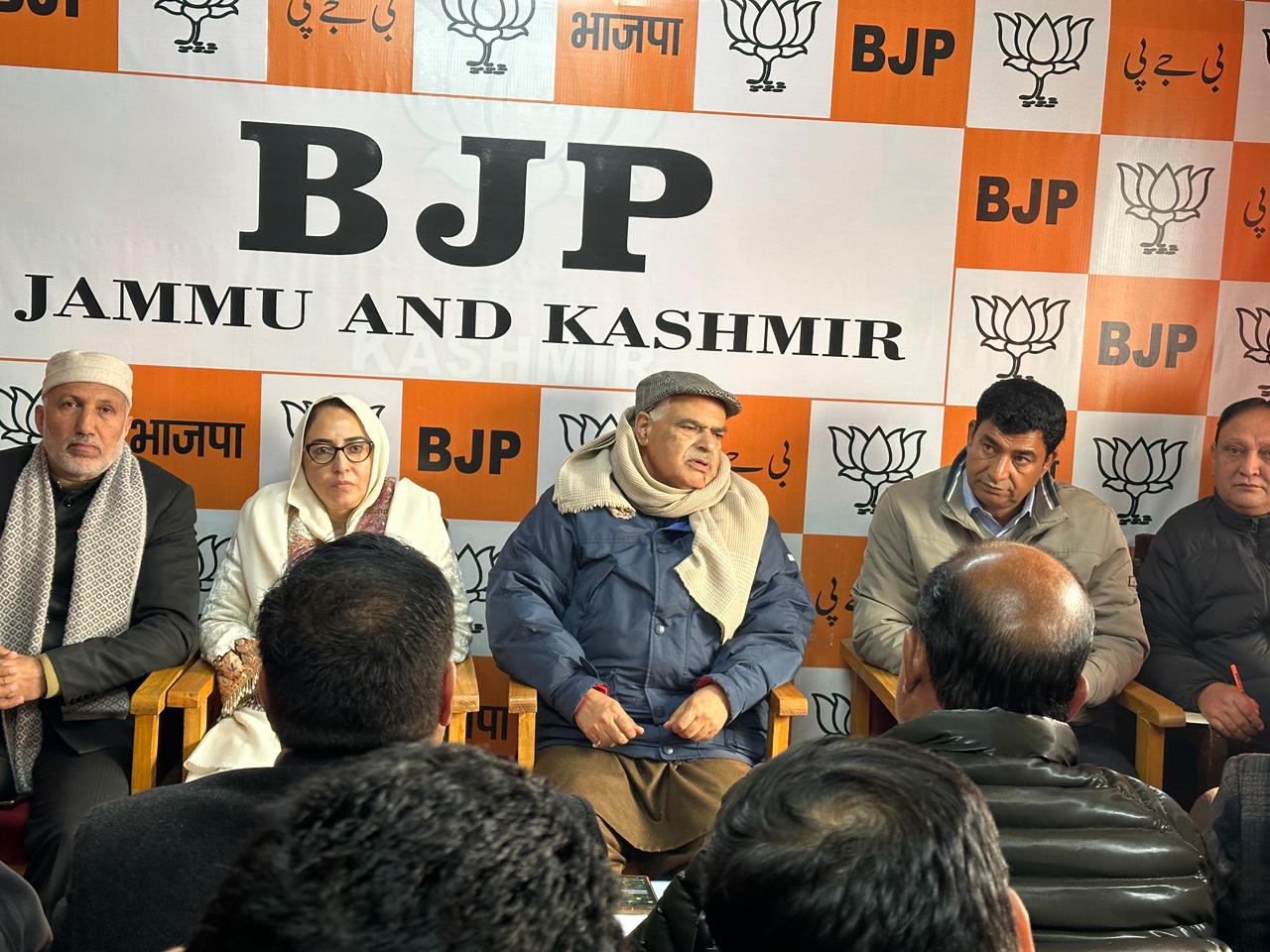 अशोक कौल ने श्रीनगर में समीक्षा बैठक की अध्यक्षता की अशोक कौल ने श्रीनगर में समीक्षा बैठक की अध्यक्षता की