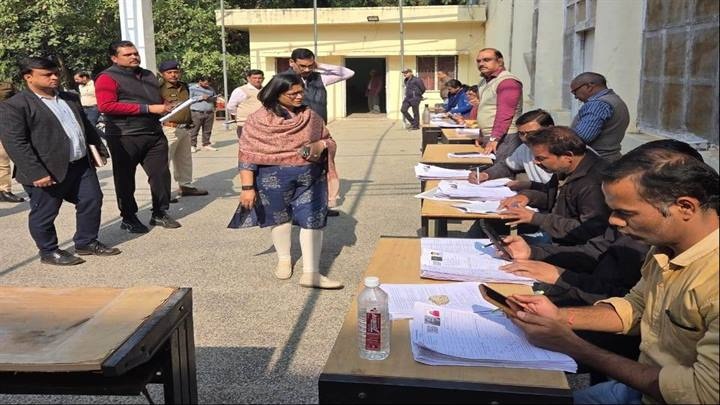 निरीक्षण के दौरान कलेक्टर एवं जिला निर्वाचन अधिकारी ने दिए निर्देश