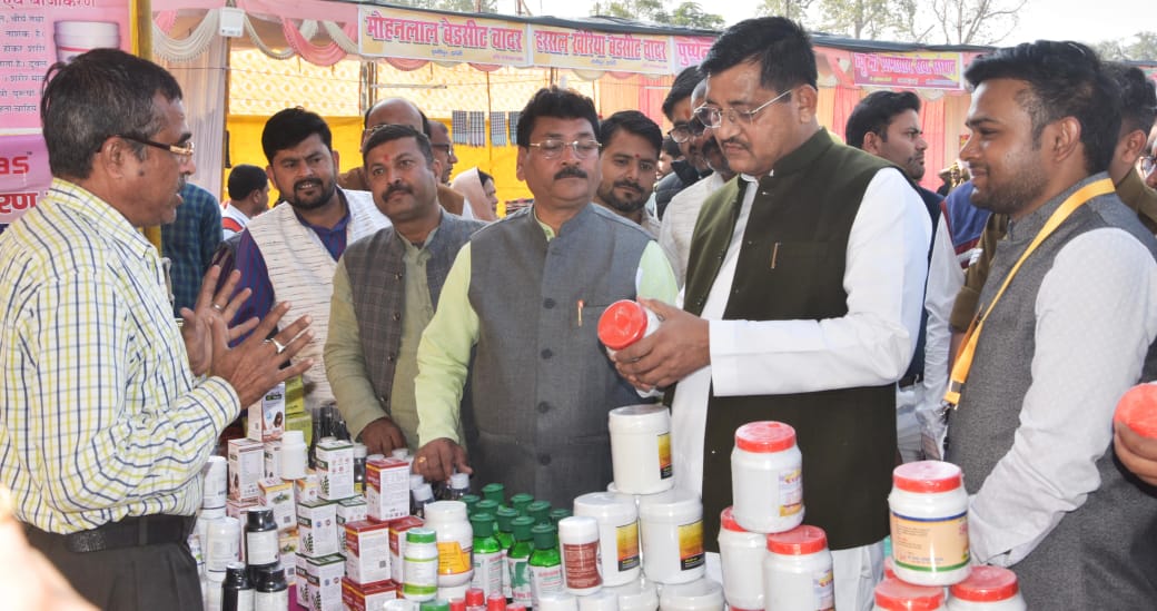 प्रदर्शनी का अवलोकन करते हुए