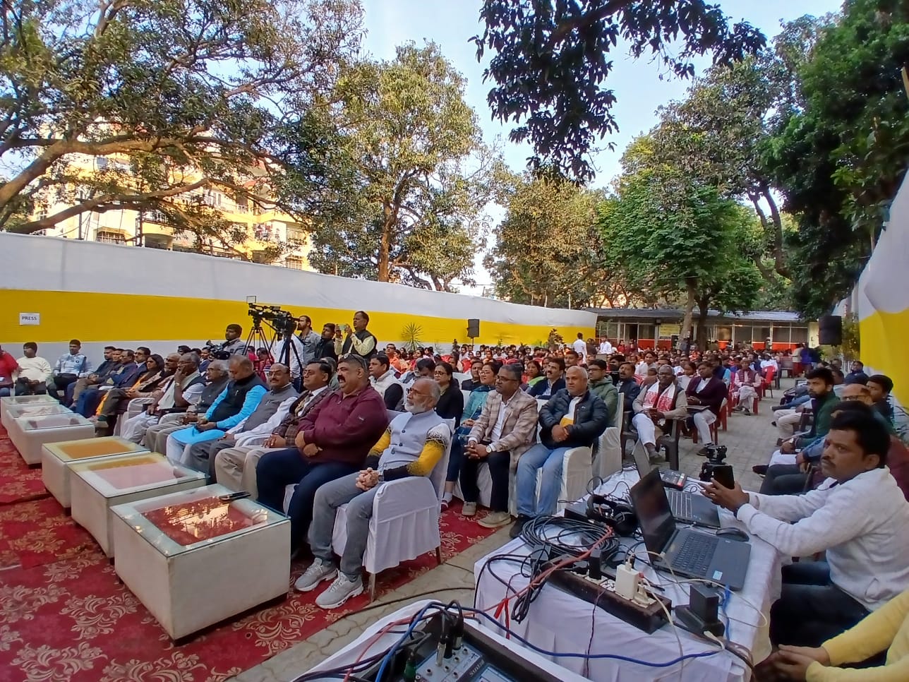 कार्यक्रम में मौजूद लोग