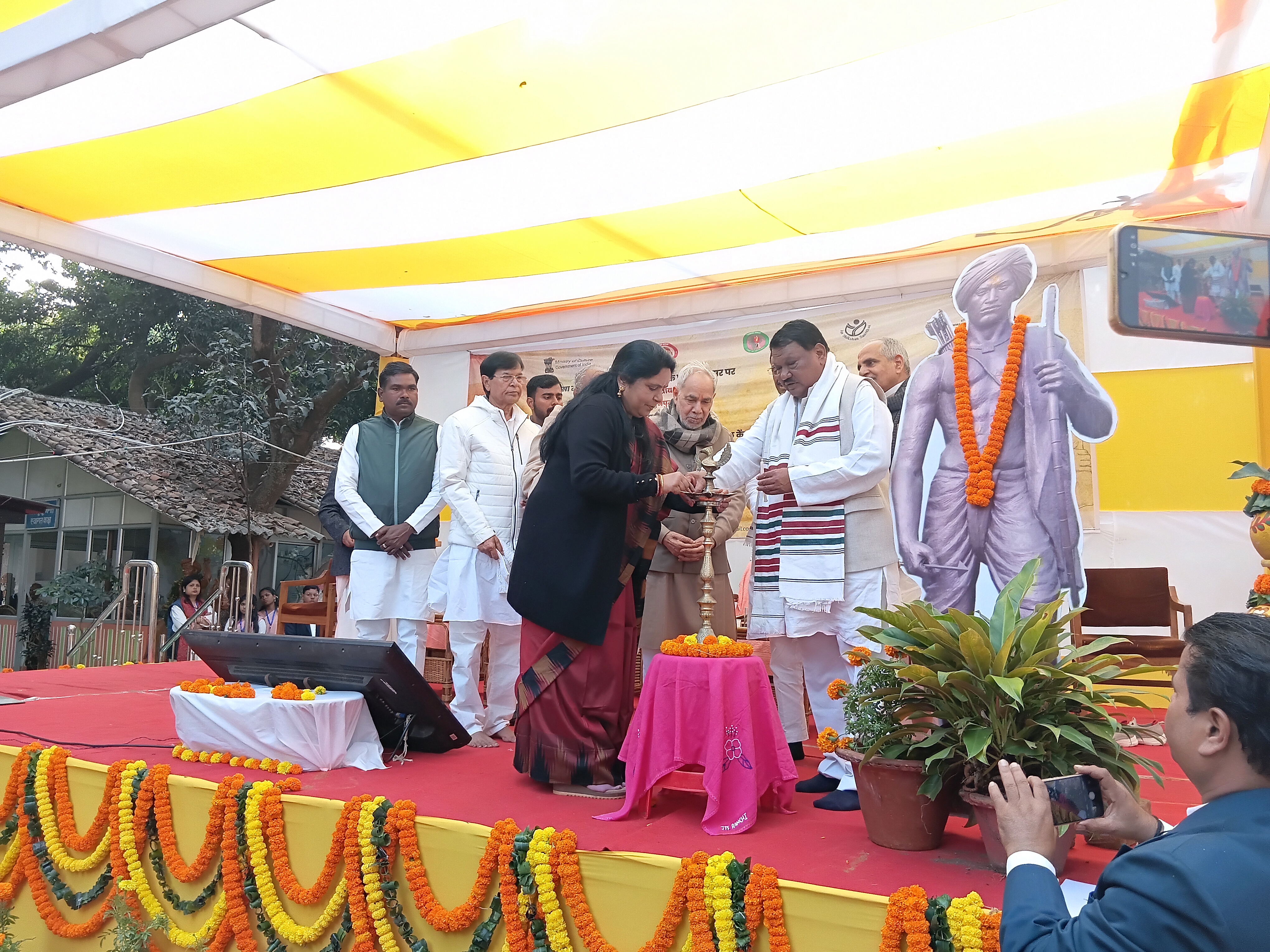 कार्यक्रम का दीप प्रज्वलित करते अतिथि