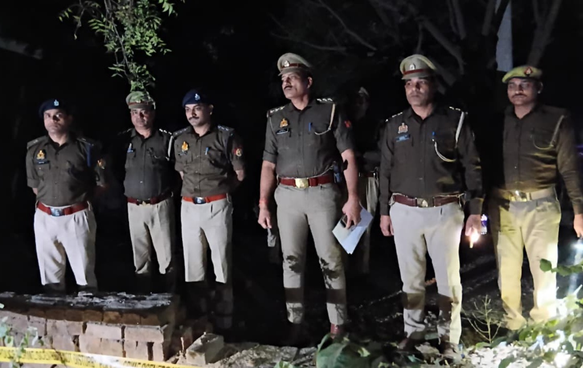 मौके पर पुलिस बल