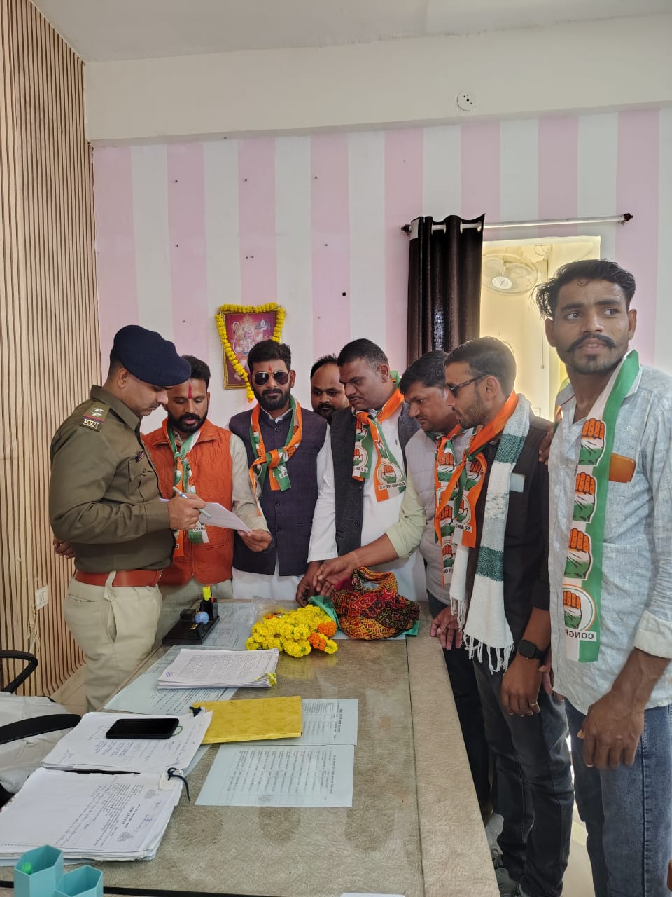 युवक कांग्रेस ने थानाप्रभारी को सौंपा ज्ञापन