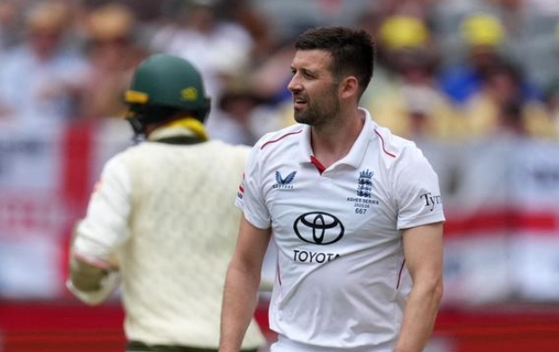 इंग्लैंड के तेज गेंदबाज मार्क वुड