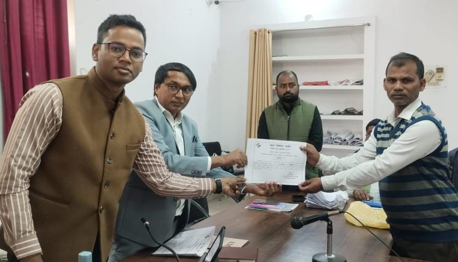 बीएलओ को सम्मानित करते एडीएम त्रिभुवन