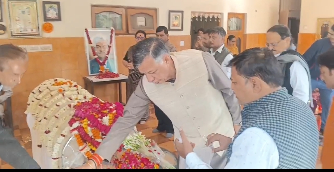 श्रद्धांजलि देते विधानसभा अध्यक्ष सतीश महाना