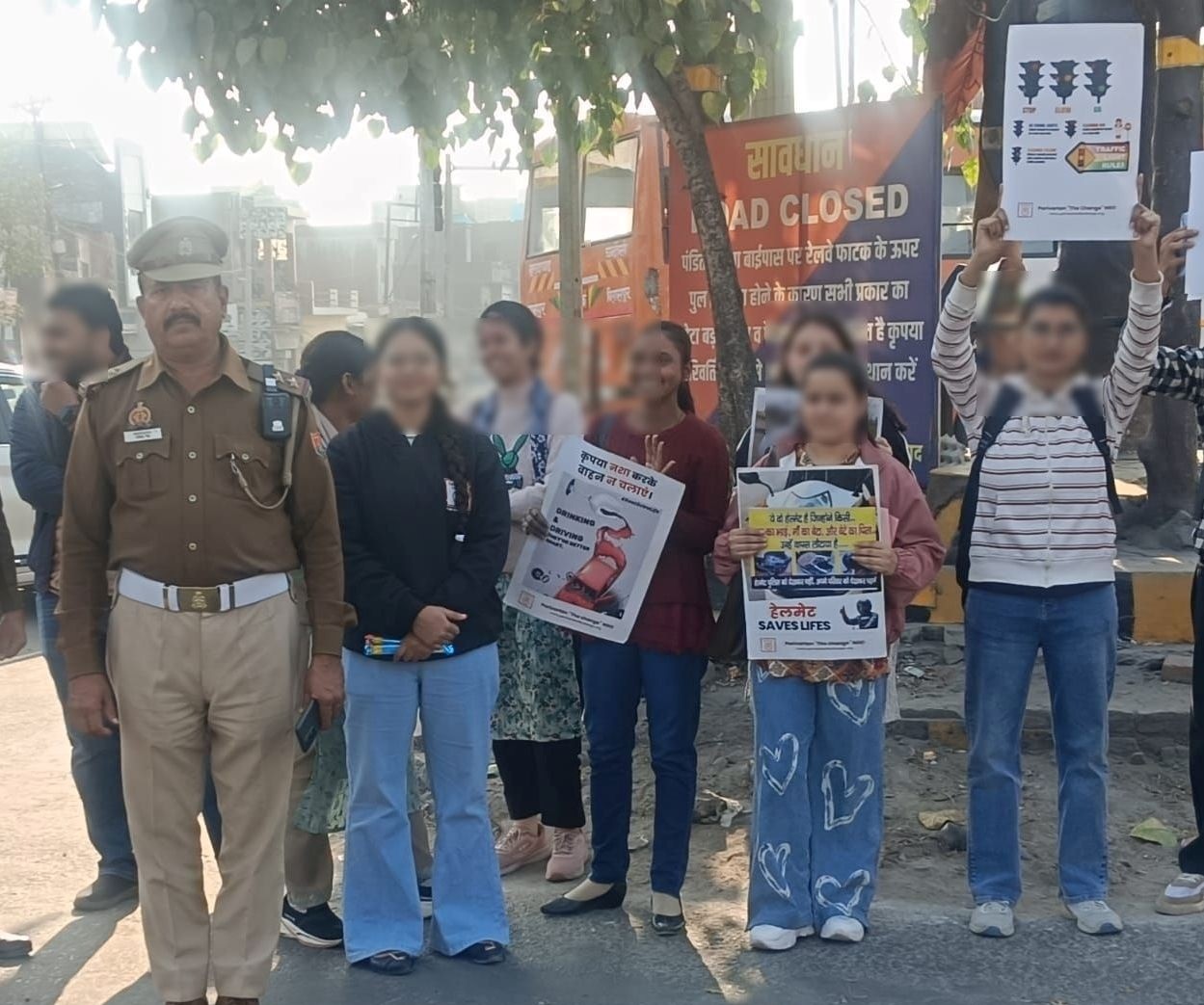 मुरादाबाद में यातायात माह के अन्तर्गत शनिवार काे युवाओं काे जागरूक करती यातायात पुलिस