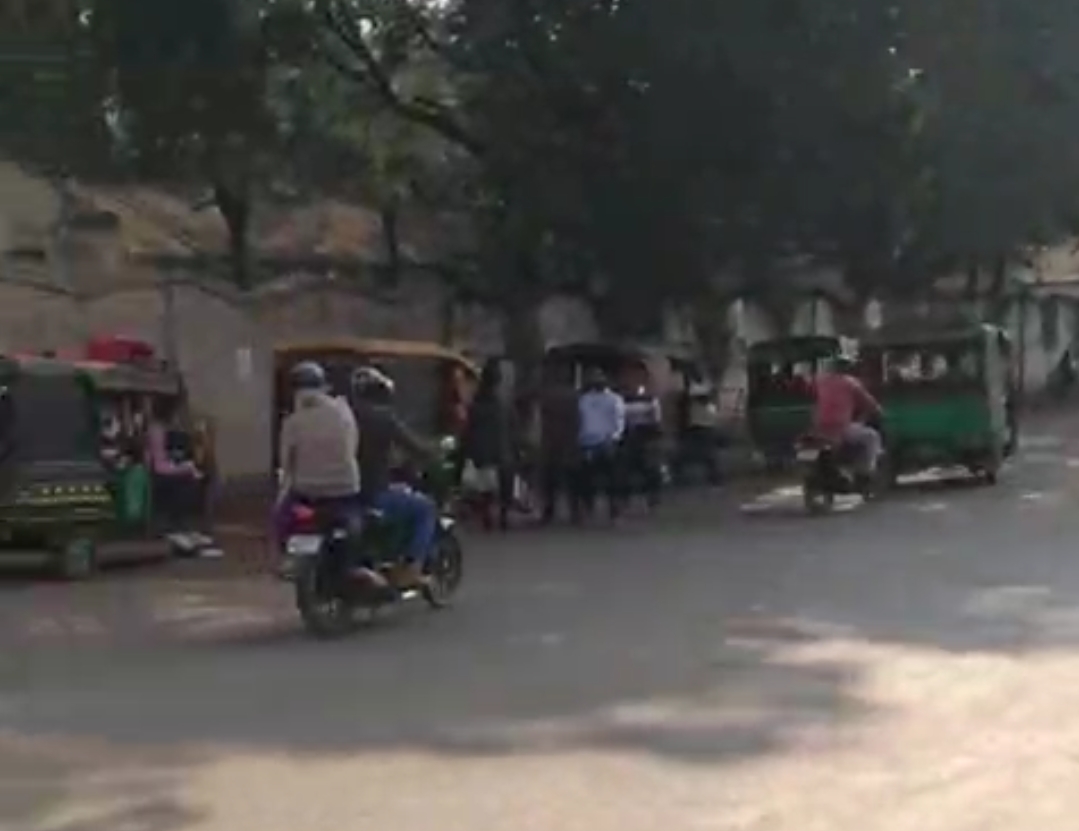 सड़क का हुआ अतिक्रमण