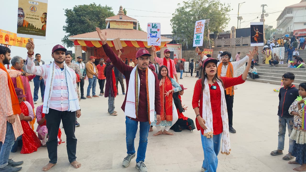 अस्सीघाट पर नुक्कड़ नाटक