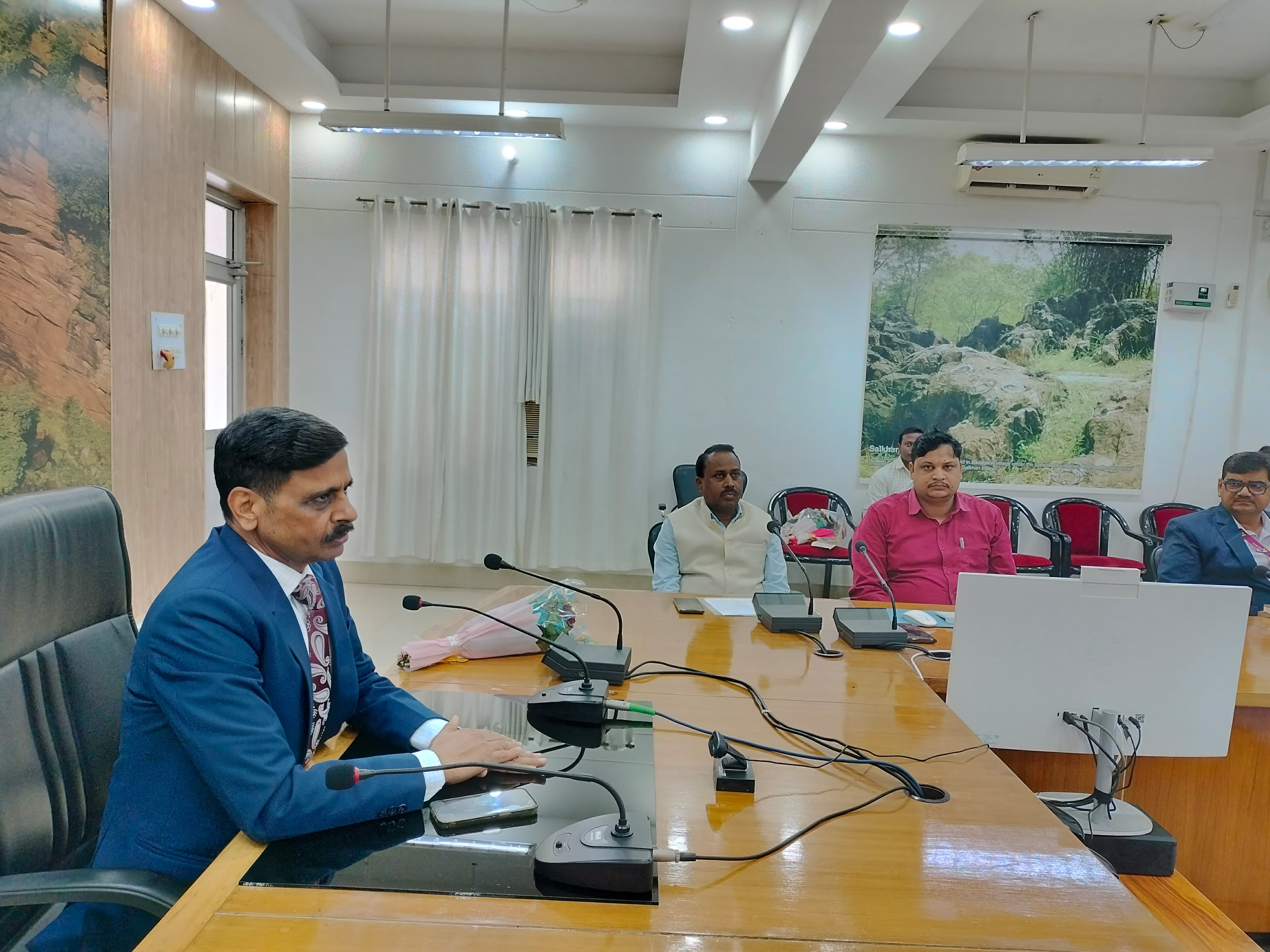 बैठक करते मंडलायुक्त राजेश प्रकाश