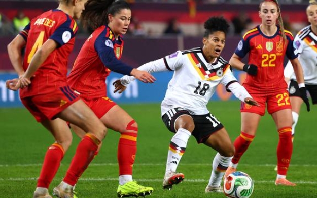 जर्मनी और स्पेन के बीच मैच का दृश्य