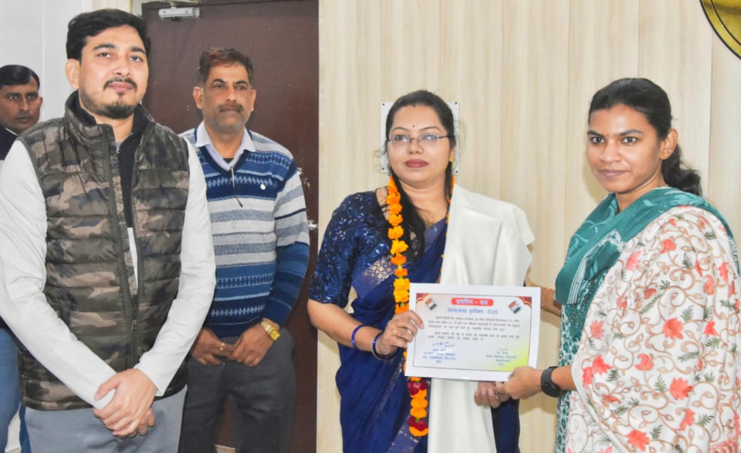 बीएलओ को सम्मानित करतीं डीएम