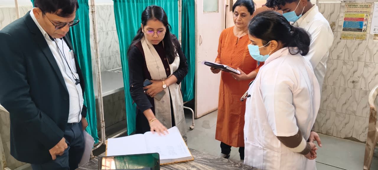 काेतमा सामुदायिक स्वास्थ्य केंद्र में जानकारी लेते हुए