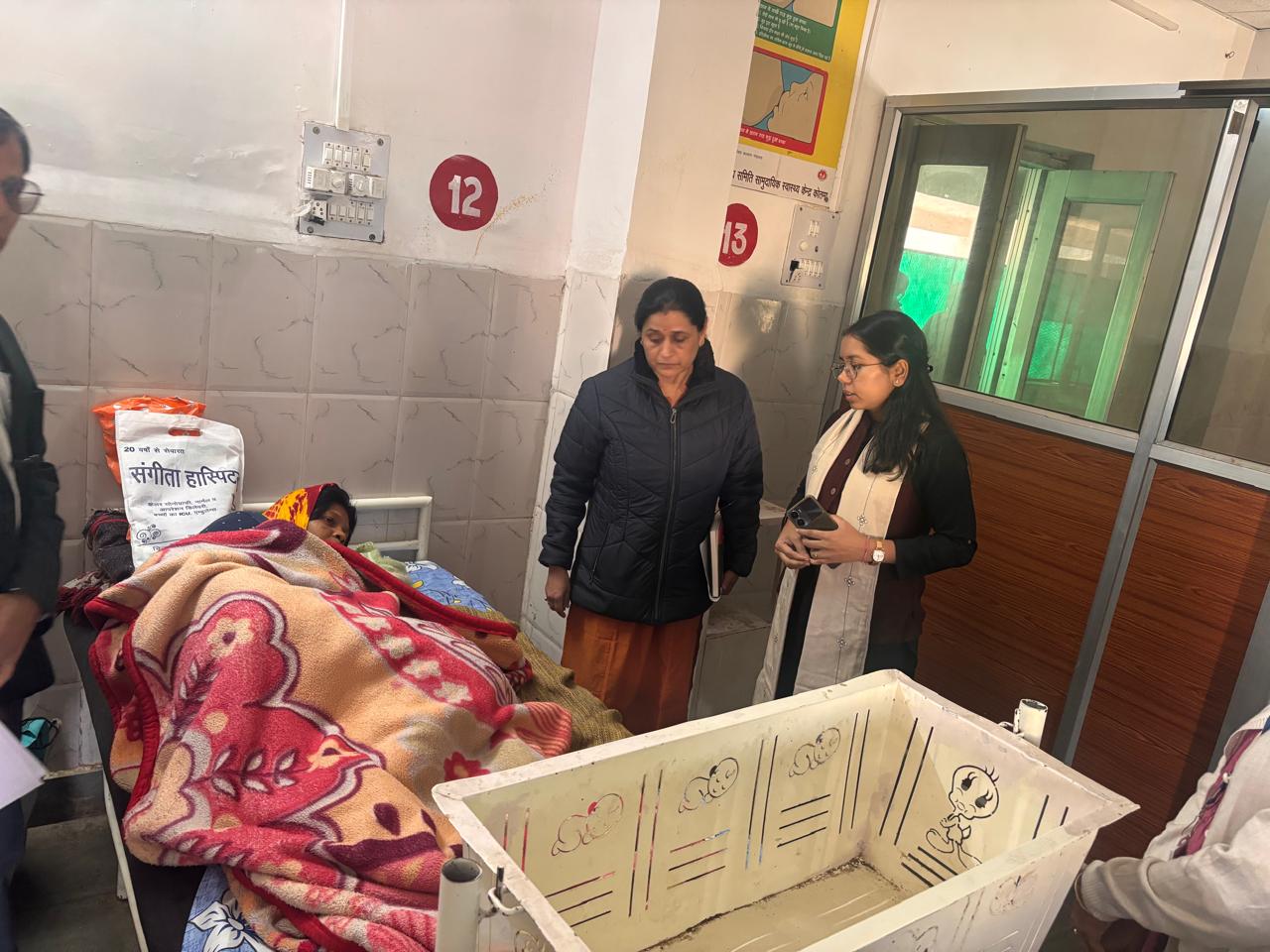 मरीज से जानकारी लेते हुए