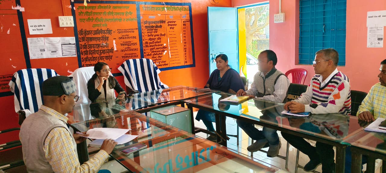 विकास कार्यों की समीक्षा करती