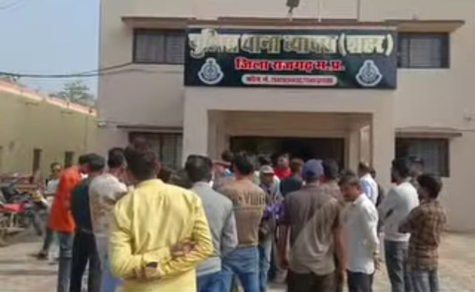 लगाए जाने पर विरोध, ठेकेदार पर केस दर्ज की मांग