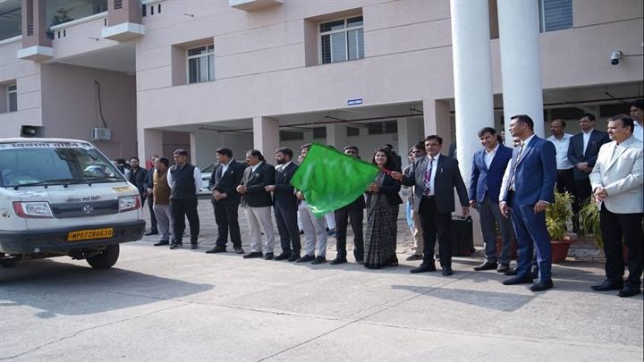 लोक अदालत के प्रचार-प्रसार के लिये वाहन रवाना