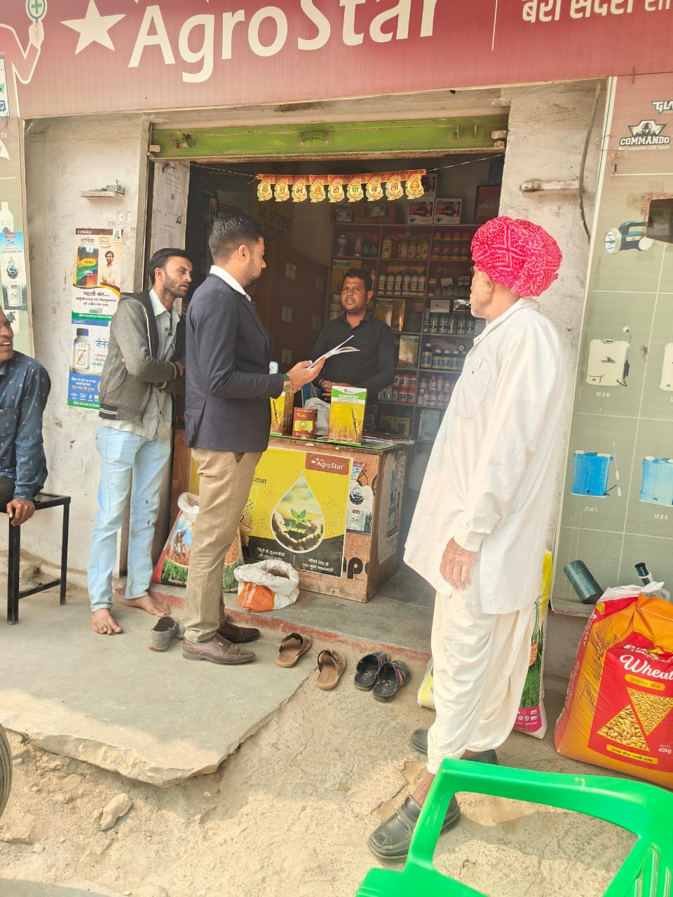 चित्तौड़गढ़ जिले में यूरिया को लेकर कार्यवाही करते कृषि विभाग की टीम।