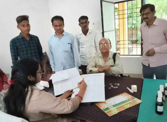 भी एल ओ  को सम्मानित करते डीएम