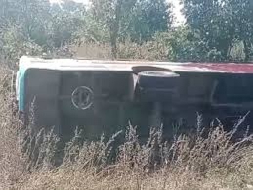 छिंदवाड़ा में यात्री बस अनियंत्रित होकर सड़क किनारे पलटी