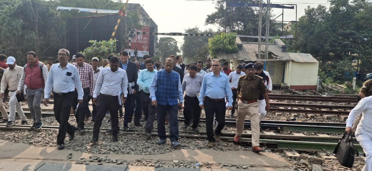 अनिल जीएम कुमार मिश्रा खड़गपुर में निरीक्षण करते हुए