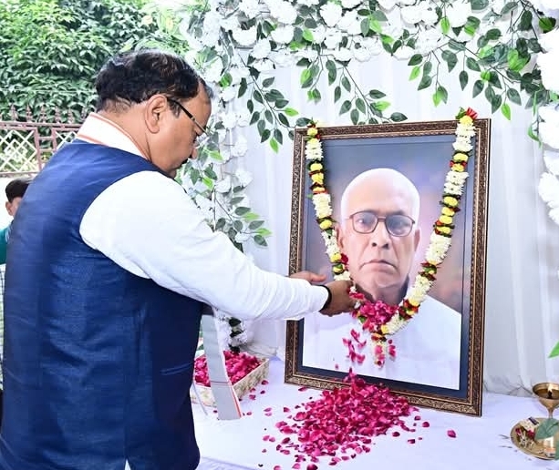 श्रद्धांजलि देते केशव प्रसाद मौर्य