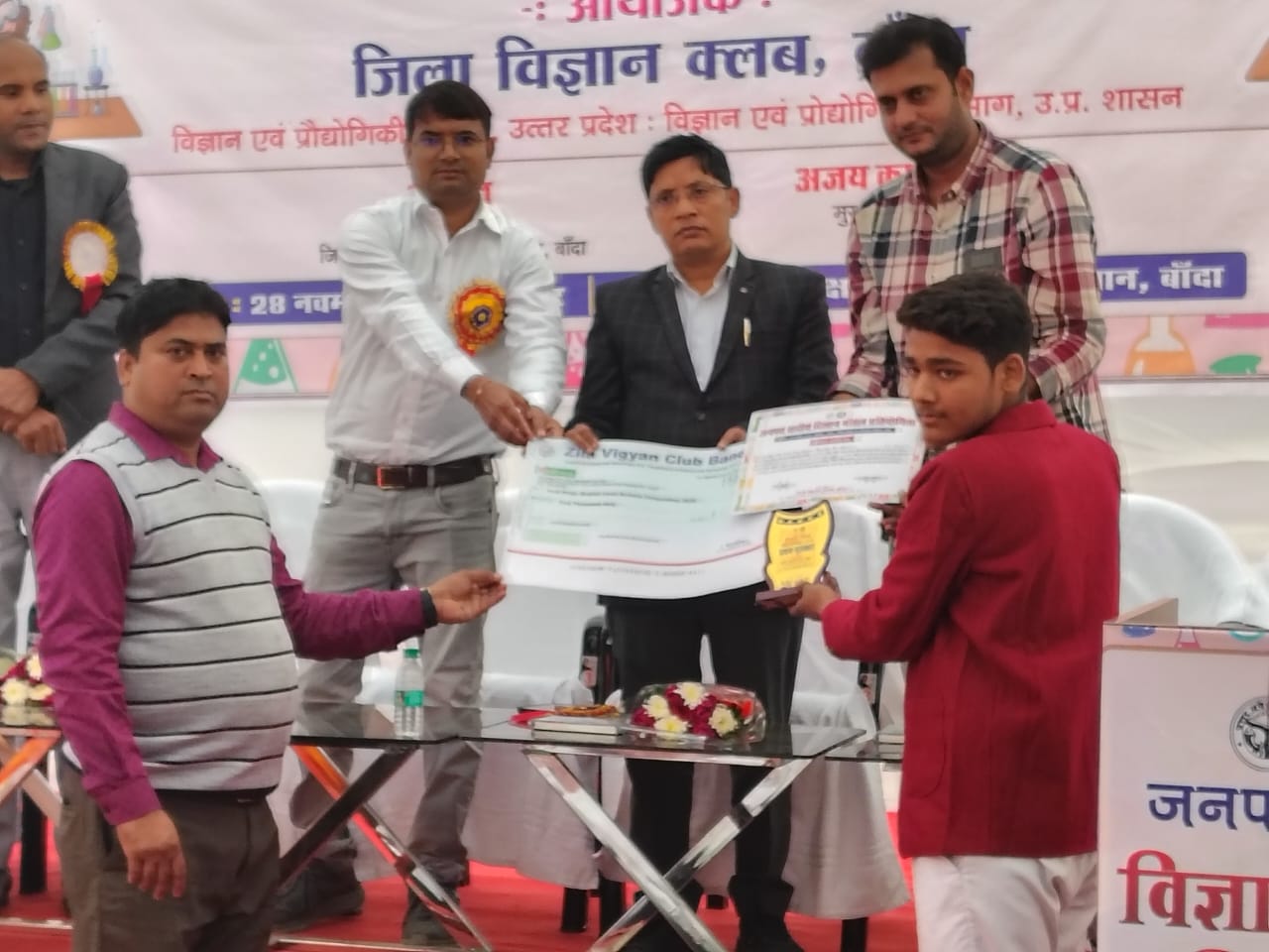 छात्र को पुरस्कृत करते हुए