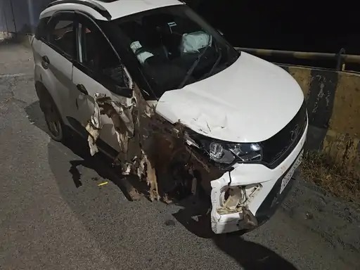 खोखसा ओवरब्रिज पर भीषण सड़क हादसा: बाइक और कार में टक्कर, युवक गंभीर, परिवार सुरक्षित