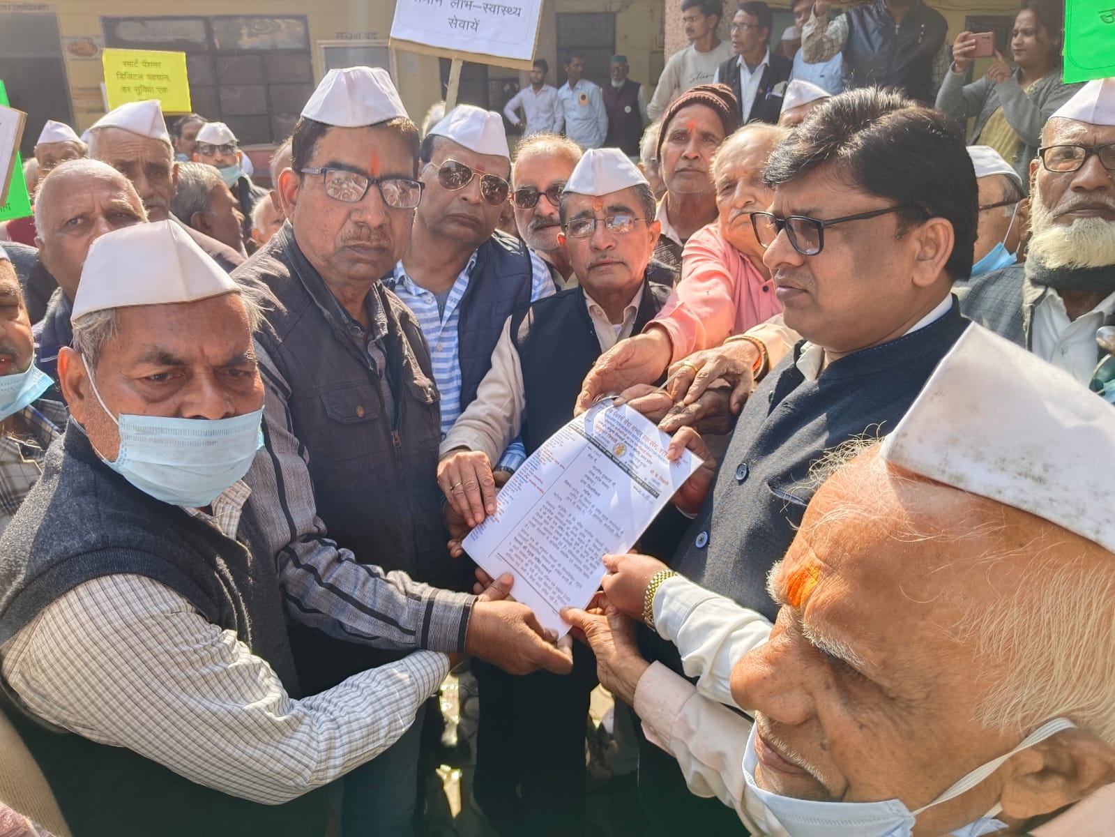 एसडीएम शिवध्यान पाण्डेय को ज्ञापन सौंपते पदाधिकारी