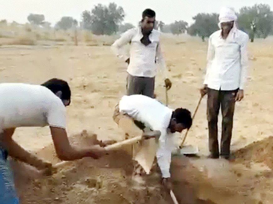 कुल्हाड़ी से पिता की बेटे ने गर्दन काटी, जमीन में दफन शव काे पुलिस ने बाहर निकाला