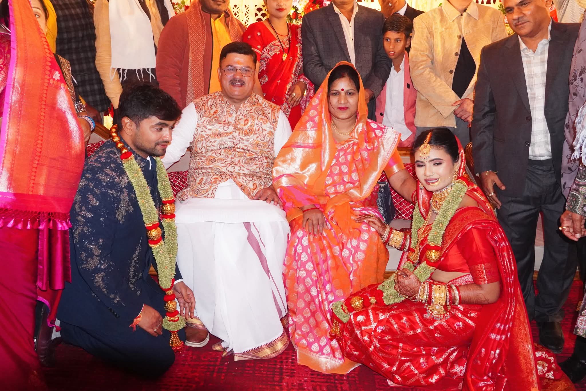 अयोध्या के महापौर गिरीश पति त्रिपाठी नव दंपत्ति को आशीर्वाद देते