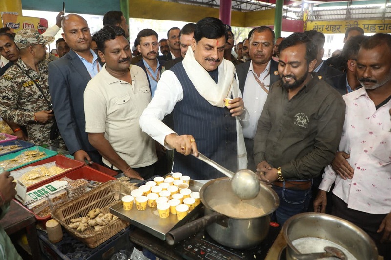 मुख्‍यमंत्री डॉ यादव ने उज्जैन में बस स्टैंड पर चाय की दुकान पर चाय बनाई