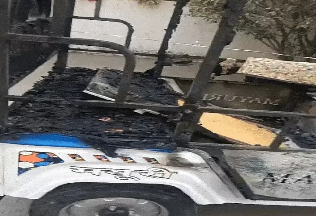 इंदौरः ई-रिक्शा की बैटरी फटने से लगी आग